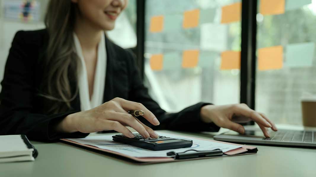 private-lender-calculating-dscr-loan-in-hawaii Private Lender calculating DSCR Loan in Hawaii