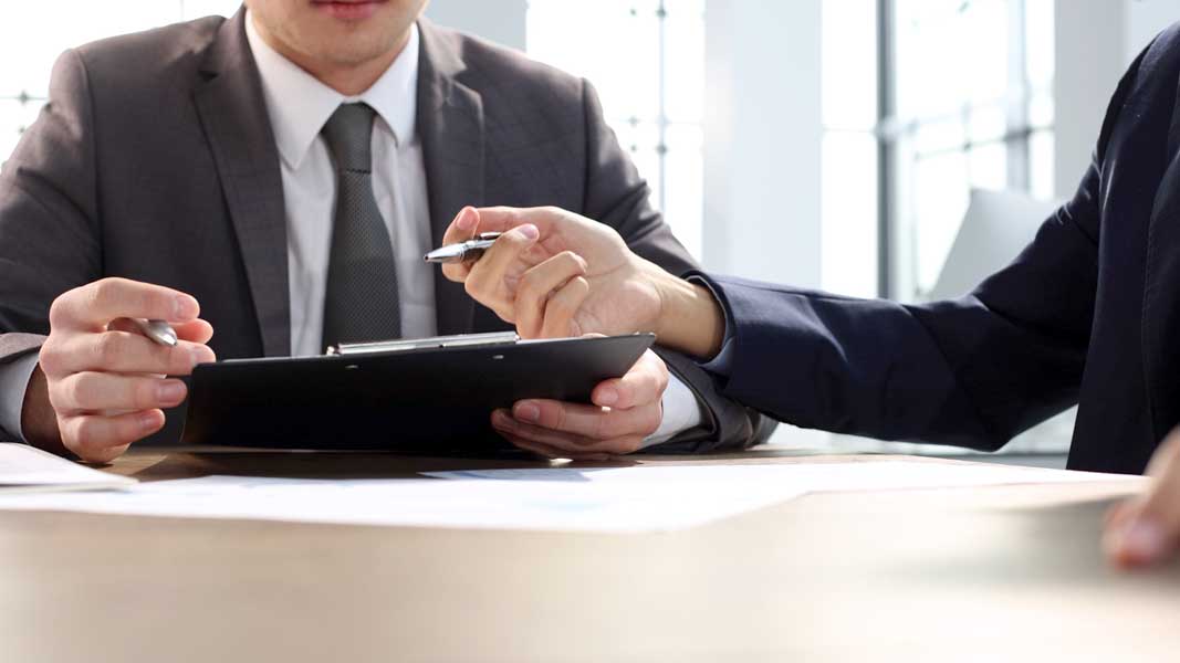 Private-lender-reviewing-Hawaii-property-before-loan-funding Private Lender Reviewing Hawaii Property before Loan Funding
