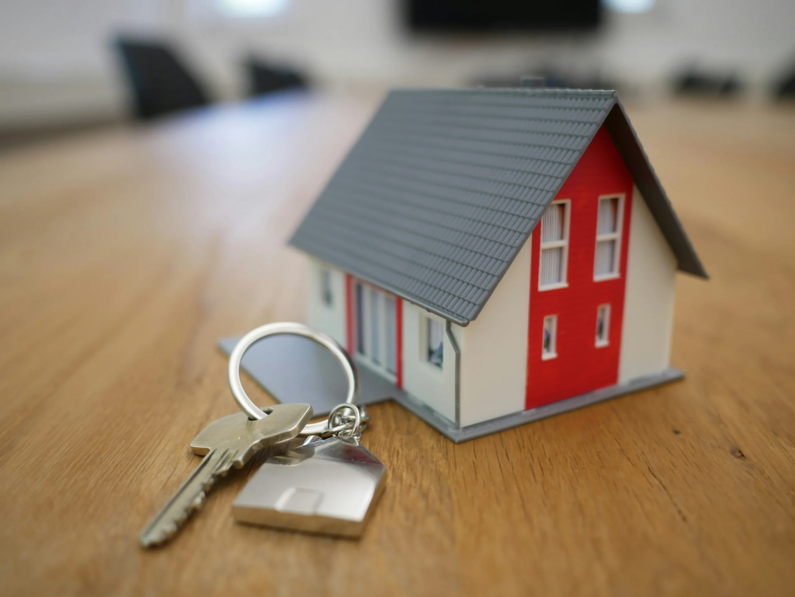 Photo house model and keys for fix and flip loans for beginners